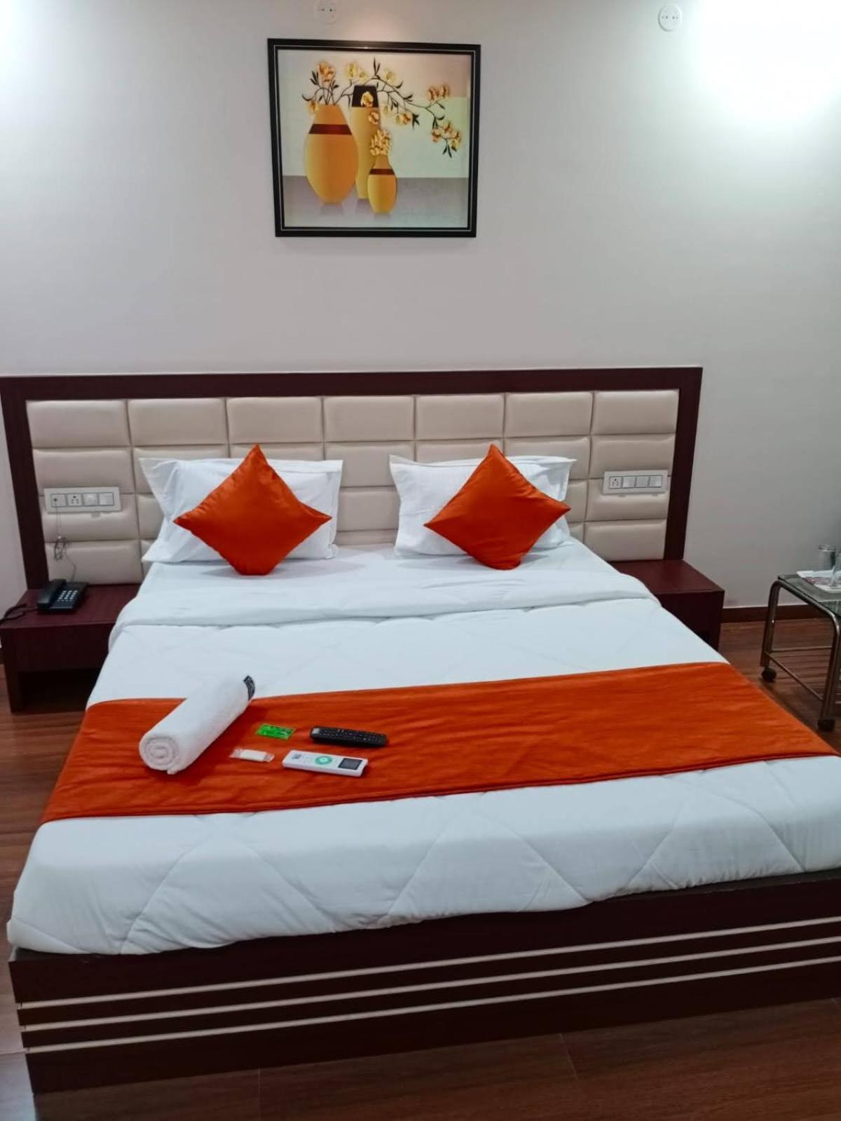 Hotel Raviraj Palace Rajkot Dış mekan fotoğraf